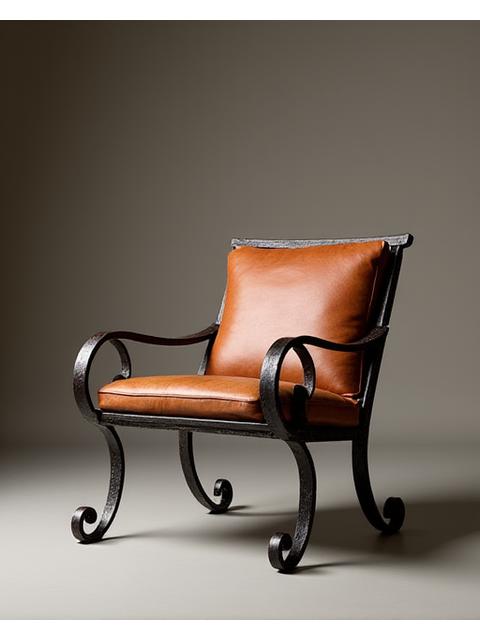 Chaise en fer forgé et cuir, design artisanal confortable.