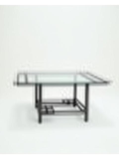 Table basse en fer forgé et plateau en verre, design moderne et épuré.